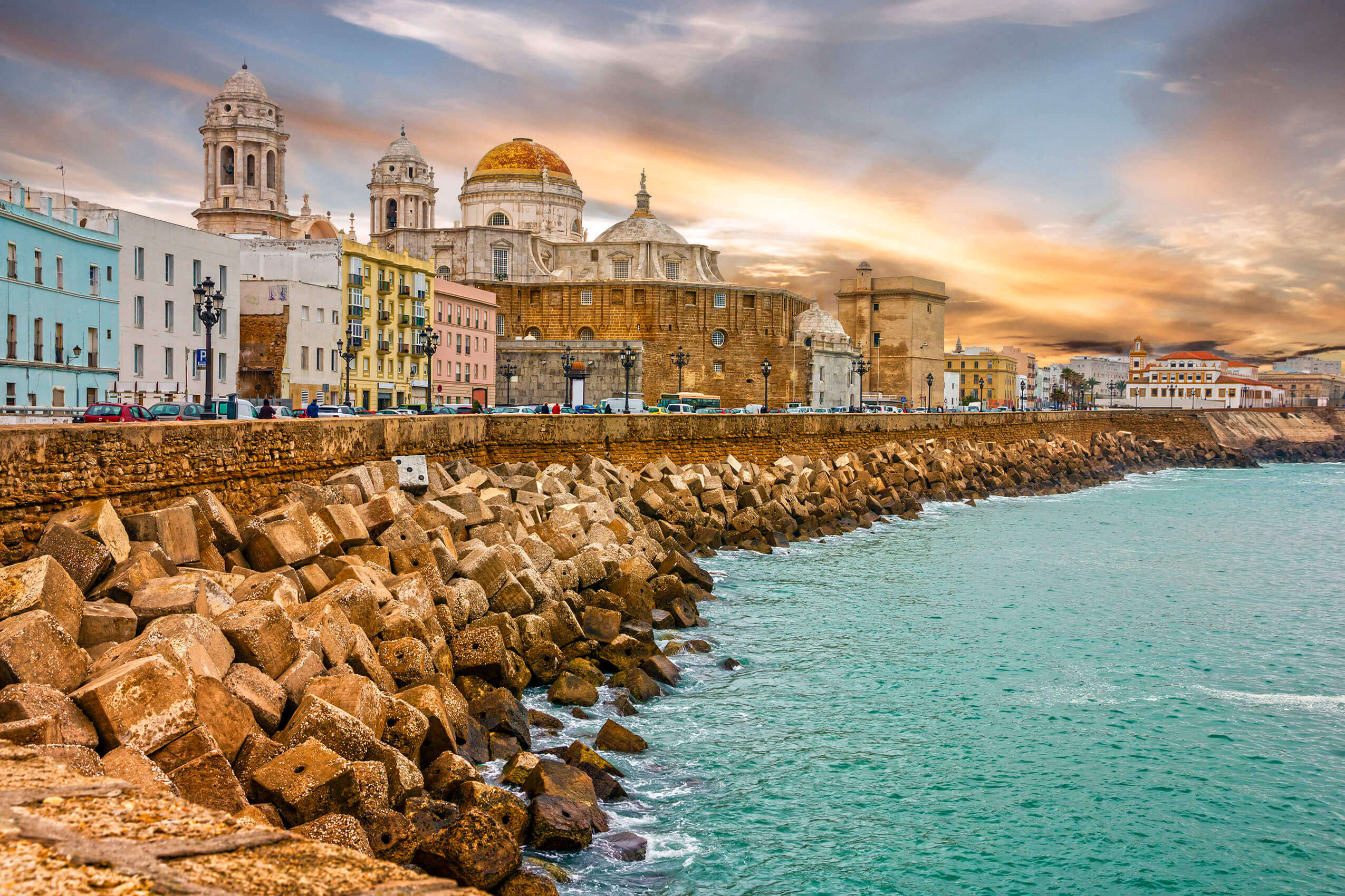 a picture of the sea in the beaches of cadiz. You can see historical buildings.